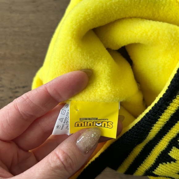 Minions Brand New winter hat with matching mittens - Picture 3 of 4